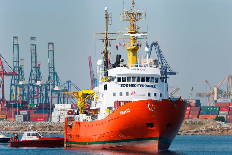 De Aquarius van Artsen zonder Grenzen komt binnen in de haven van Valencia. Beeld AFP