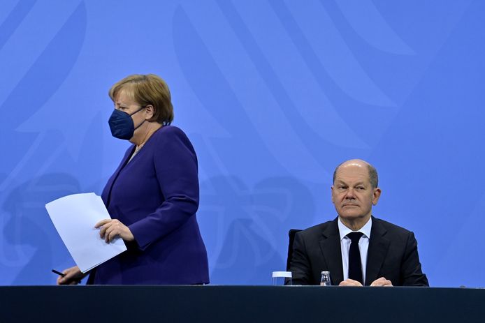 Aftredend bondskanselier van Duitsland Angela Merkel (CDU) en de nieuwe bondskanselier Olaf Scholz (SPD).