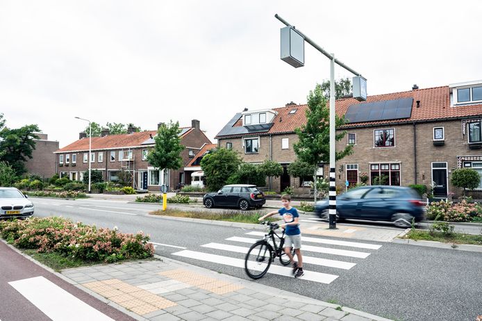 Het zebrapad aan de Slotemaker de Bruïneweg in Nijmegen waar de vrouw werd aangereden.