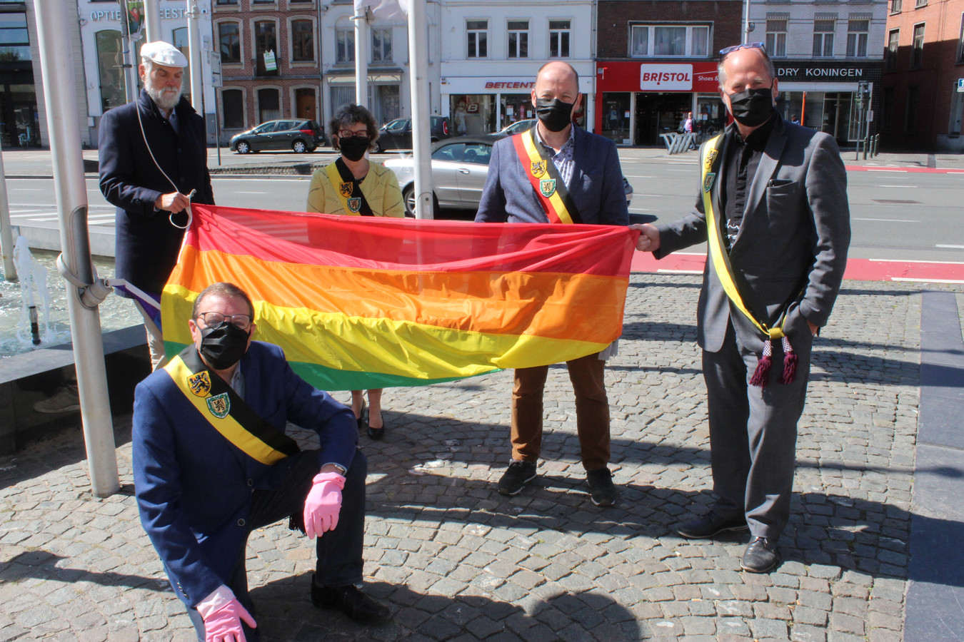 Schepen Danny Smessaert (vooraan) met enkele collega's van het stadsbestuur bij de regenboogvlag die nu wappert aan het stadhuis van Eeklo.