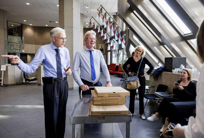 Informateurs Richard van Zwol en Elbert Dijkgraaf brengen pizza naar de aanwezige journalisten tijdens een onderbreking van de formatiegesprekken.