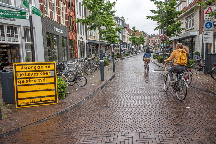 Verboden te fietsen op de Grote Markt en Melkmarkt. Eerst een coronamaatregel, maar het lijkt permanent te worden.