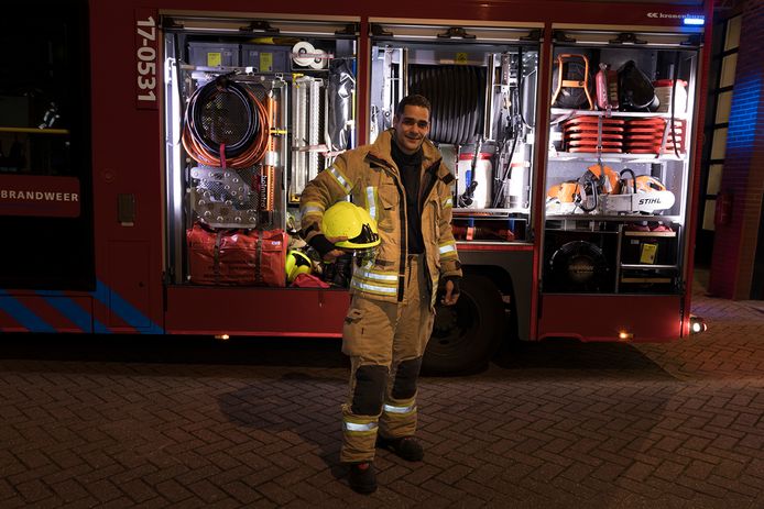 Wijkbrandweerman Delano van Berkel rukte vele jaren uit om branden te blussen. Die ervaring neemt hij mee in zijn nieuwe werk.