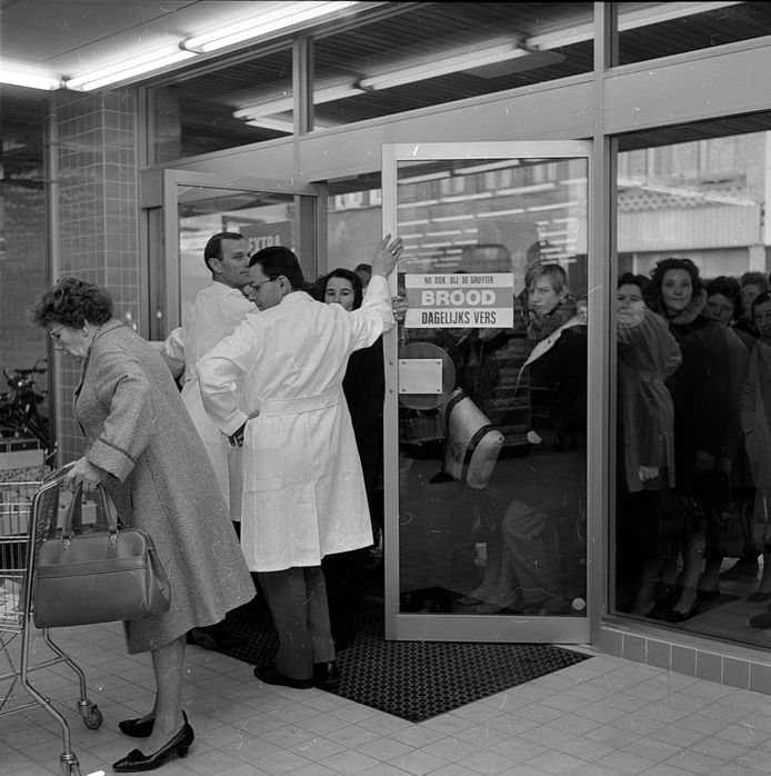 Opening van de supermarkt van De Gruyter in de Helmondse Veestraat op 13 november 1968.