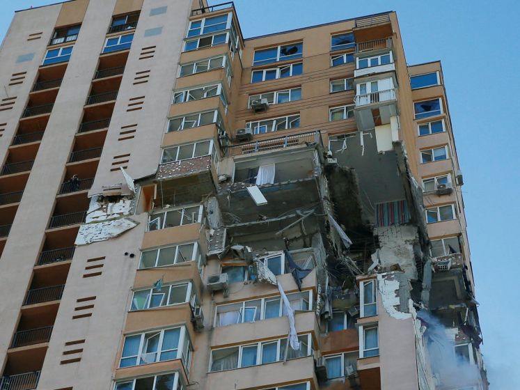 Flatgebouw in Kiev geraakt door raket
