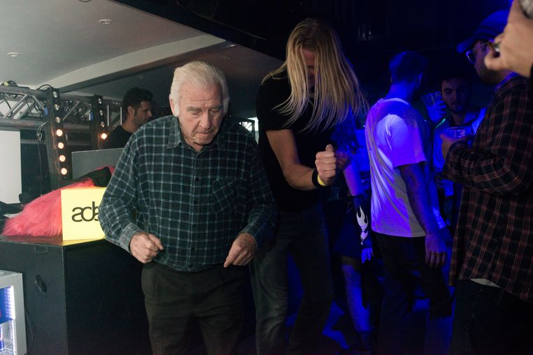  De 87-jarige Johan de Vries bezoekt bijna wekelijks een dancefeest, maar moet niets van drugs hebben. Beeld Eva Faché