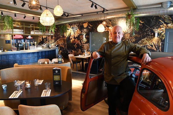 Tutto Bello! opent vrijdag de deuren in ’s Gravenmoer, na bijna een jaar van veel investeringen en wachten op een vergunning. met midden in de zaak een oude Fiat die de zaak elan geeft.