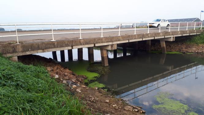 Laag water brengt aantasting bruggen over Hertogswetering aan licht