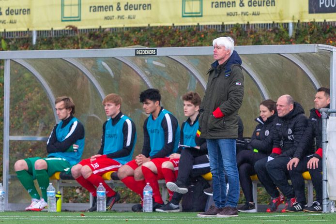 Jannes Tant ziet zijn ploeg aan het werk in Brakel. Vraag is of RC Gent volgend seizoen nog bestaat.