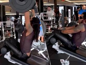 KIJK. 59-jarige Lenny Kravitz heft met gemak gewichten ... in een leren broek
