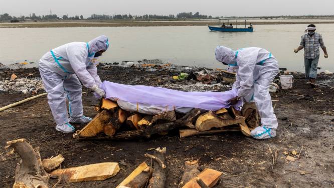 Des dizaines de corps présumés morts du coronavirus s'échouent sur les rives du Gange