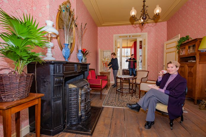 Medewerkers leggen de laatste hand aan het interieur van Huis de Quack, terwijl coördinator Marije Strating een kopje thee drinkt. Linksachter staat Susanna Huigen.