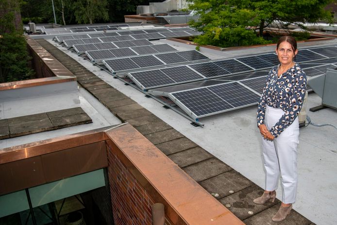 Directeur Hanne van der Linden toont het dak met zonnepanelen dat het crematorium voortaan van stroom voorziet.
