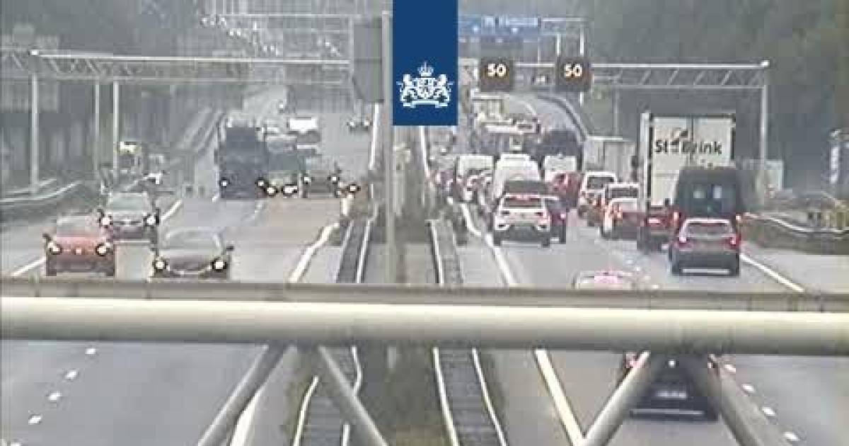 A27 bij Nieuwendijk weer vrij na ongeluk met vrachtwagen.
