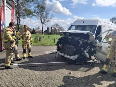 Flinke schade bij botsing in Budel, één slachtoffer naar ziekenhuis