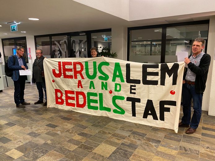 Protest van bewoners van de wijk Jerusalem in de hal van het stadhuis tegen de voorgenomen grote renovatie.