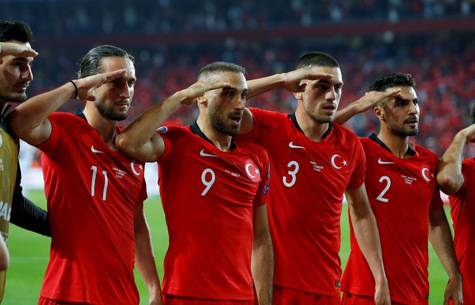 De Turkse spelers brachten een militair saluut na de goal van Cenk Tosun.
