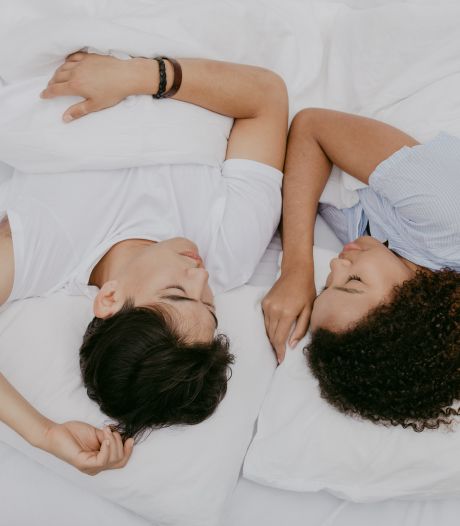 “Dis-moi de quel côté du lit tu dors”: ce que cette préférence dit de vous 