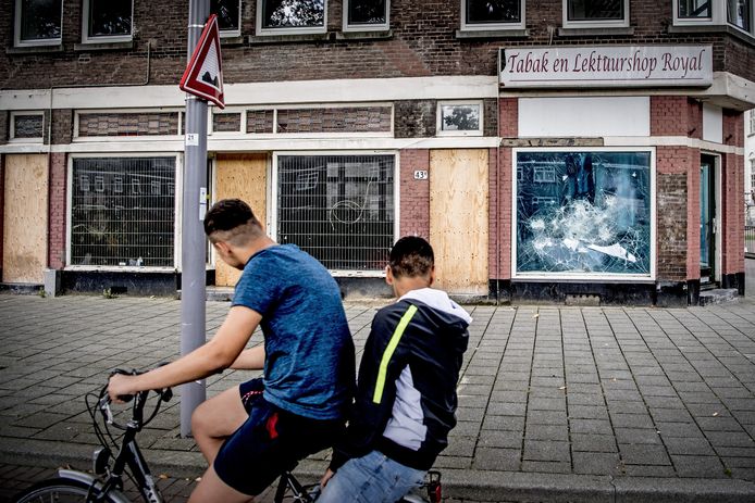 Straatbeeld in de Rotterdamse wijk Feijenoord, onderdeel van het Nationaal Programma Rotterdam Zuid. In dit soort wijken is volgens directeuren van de nationale programma's nu een ‘stapeling van problemen’.