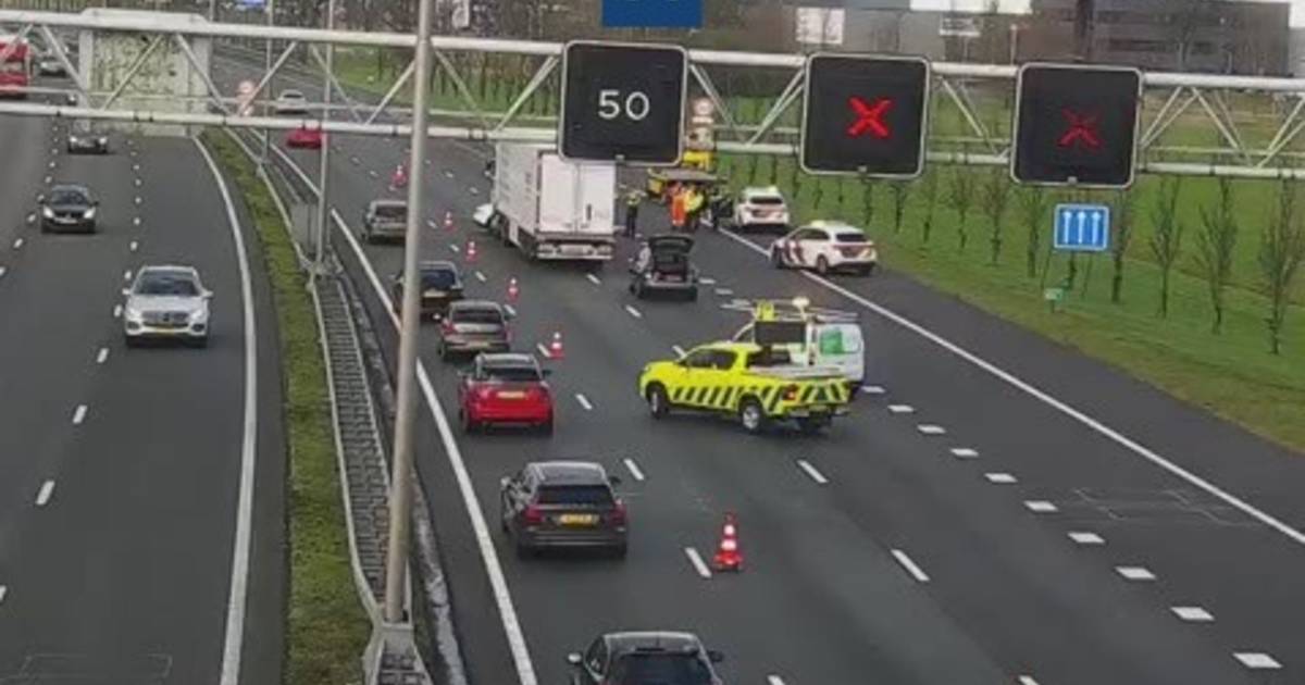 Flinke file op A28 bij Zwolle door ongeval: vertraging ruim een uur.