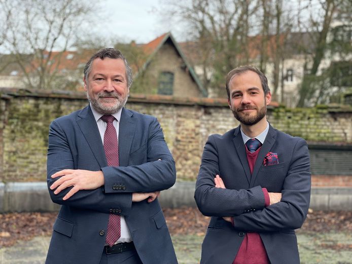 Johan Deckmyn (links) geeft de fakkel door aan Jonas Naeyaert (rechts).