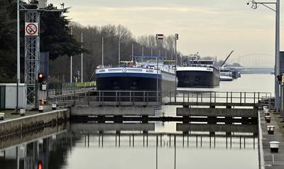 Hinder door staking sluiswachters blijft: dubbel zoveel schepen als normaal op Belgische ankerplaatsen