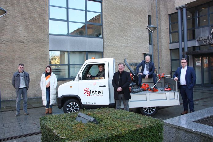 De nieuwe elektrische lichte vrachtwagen voor de stadsdiensten wordt voorgesteld. Ook gedeputeerde Jurgen Vanlerberghe, verantwoordelijk voor de subsidies, was aanwezig.