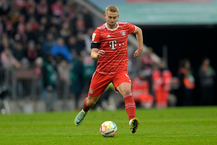 Matthijs de Ligt, de enige Nederlander in de basis van Bayern München tegen VfL Bochum, verzendt een pass. Bayern won met 3-0.  Beeld AP