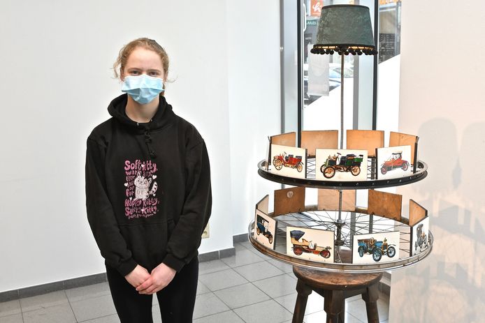 Leerlinge Lyelle Roels bij haar kunstwerk over retro auto's.