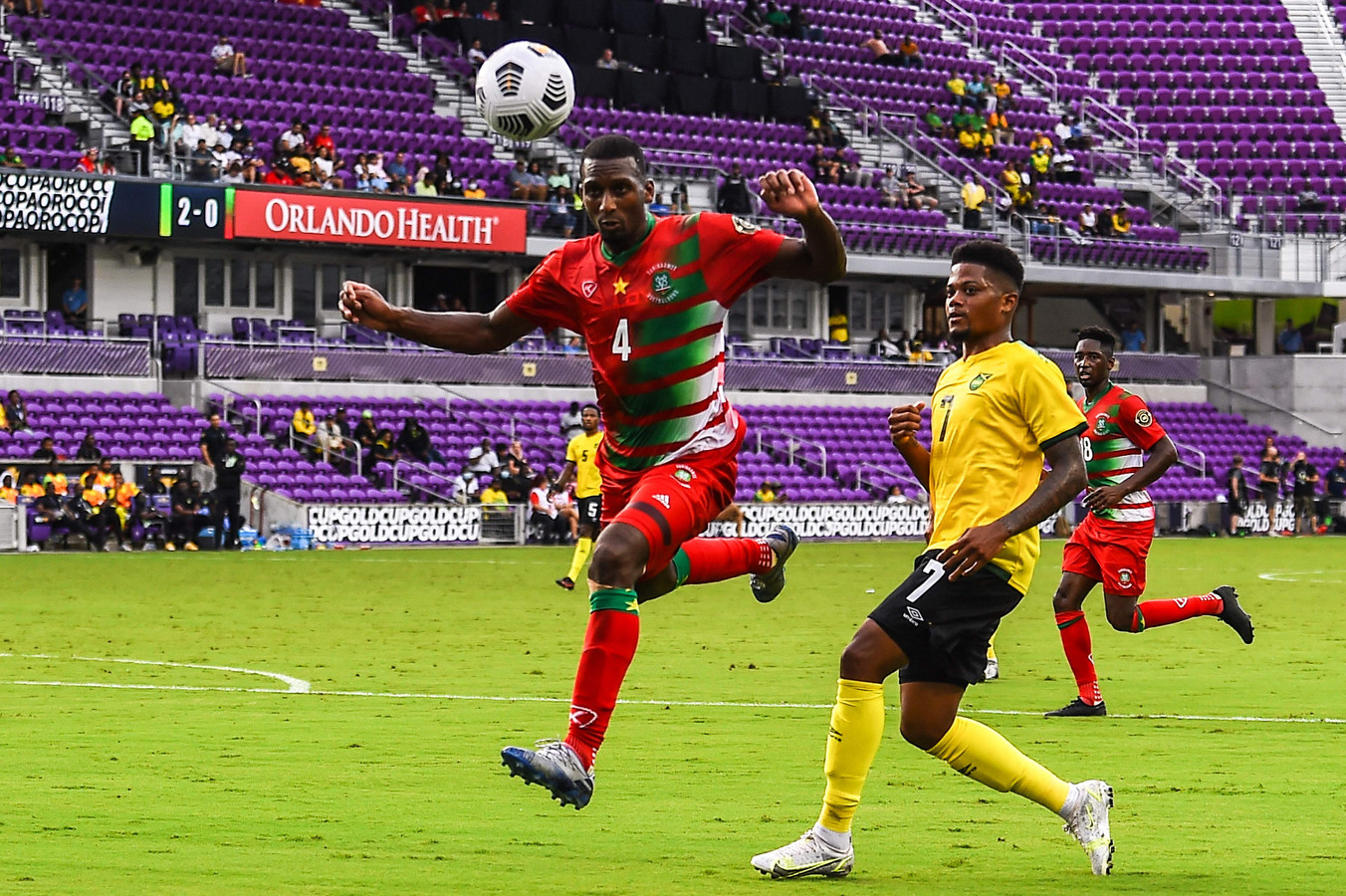 Malone verdedigt voordat Jamaica-ster Leon Bailey aan de bal kan komen.