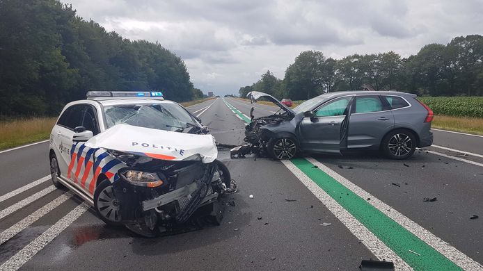 Politie Auto Volledig In Kreukels Na Ongeval Bij Hardenberg Vechtdal Destentor Nl