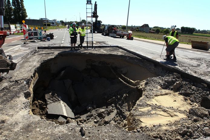 Deinsesteenweg blijft afgesloten voor verkeer, ook na herstelling ...