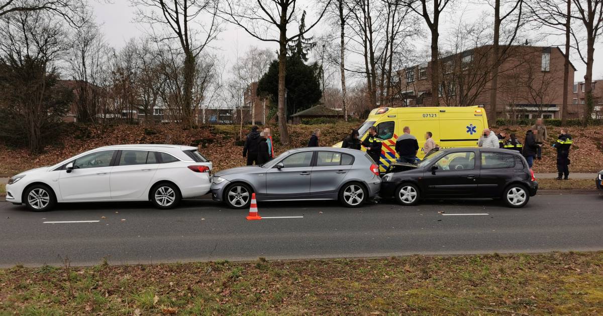 Drie auto’s met elkaar in botsing in Ede, een bestuurder naar ziekenhuis.
