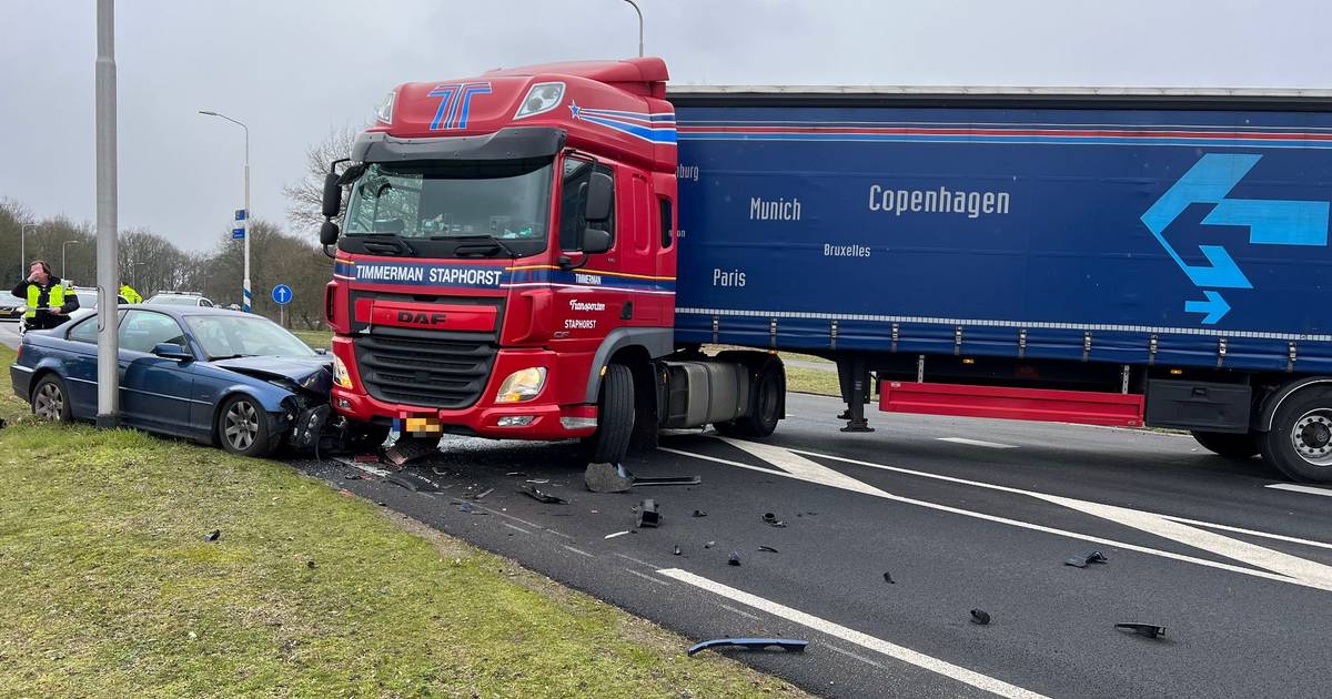 Bizar ongeluk in Deventer: vrachtwagen mist afslag en wil midden op de weg omkeren.