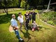 Laurens Eppink (rechts) stelt zijn tuin beschikbaar. Met verder vlnr Frank Kollenhof, Johan Coes, Emma Schapelhouman, Carmen Assink en Anton Helle.