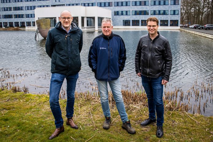 Grondwaterexperts Martijn Heuvelmans, Roel Koekoek en Tom Grobbe van Vechtstromen voor het kantoorgebouw in Almelo.