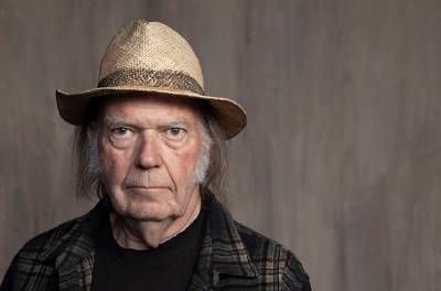 Neil Young appelle les salariés de Spotify à démissionner: “Tirez-vous de là avant que cela ne dévore votre âme”