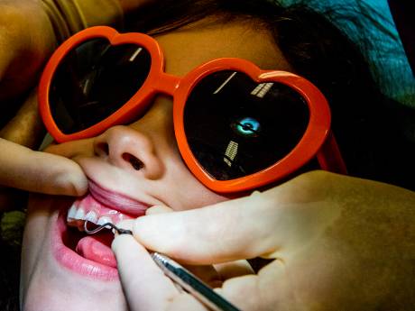 Te veel snackbars, te lang borstvoeding en een slechte wijk: het doet het kindergebit geen goed