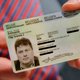 Filip Anthuenis (Lokeren) toont nieuwe identiteitskaart, en maakt het fraudeurs zo wel heel makkelijk