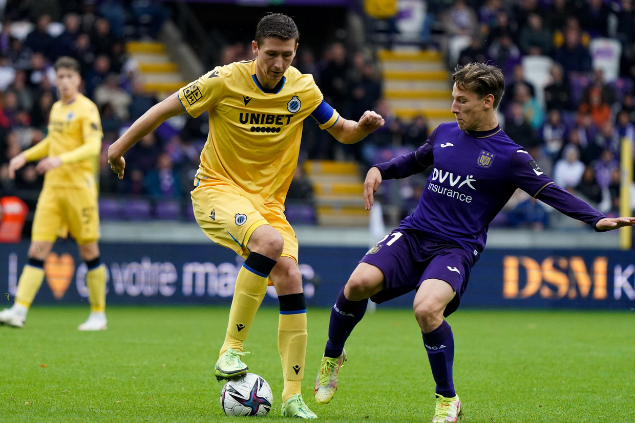 Hans Vanaken (Club Brugge) staat tegenover Yari Verschaeren (Anderlecht) tijdens een vorige ontmoeting. Beeld Photo News