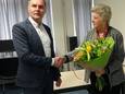 Voorzitter Wil van der Heijden van SO&I overhandigt een boeket bloemen aan de 4000e cursist mevrouw Emmy Brandsma (83) uit Bergeijk