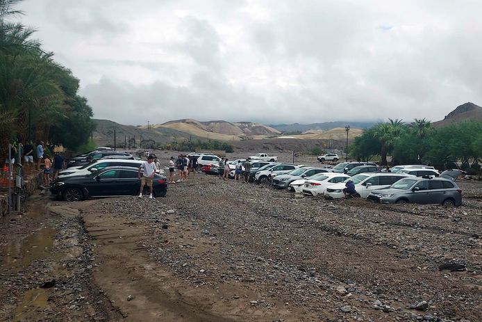 Tientallen auto's kwamen na hevige regenval vast te zitten in de modder van het nationale park Death Valley.
