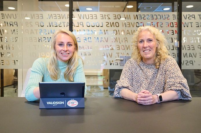 Sandra Doreleijers (rechts) bij het tekenmoment van Inessa Kaagman bij PSV.
