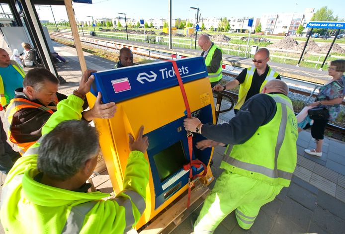 De kaartautomaten worden voor veel reizigers overbodig nu NS maandelijks en achteraf een rekening stuurt voor alle reizen in het openbaar vervoer. Er hoeft geen saldo meer op de OV-kaart te staan.