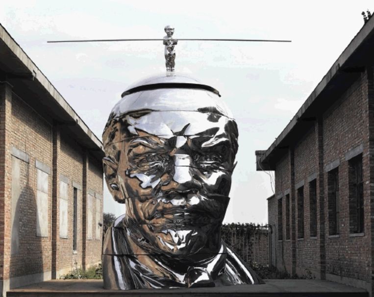 'Miss Mao probeert zichzelf in evenwicht te houden bovenop het hoofd van Lenin'. (Trouw) Beeld 
