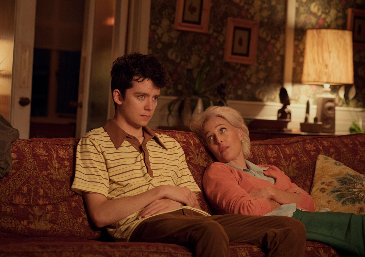 Otis, gespeeld door Asa Butterfield, met zijn moeder Jean, gespeeld door Gillian Anderson.  Beeld AP