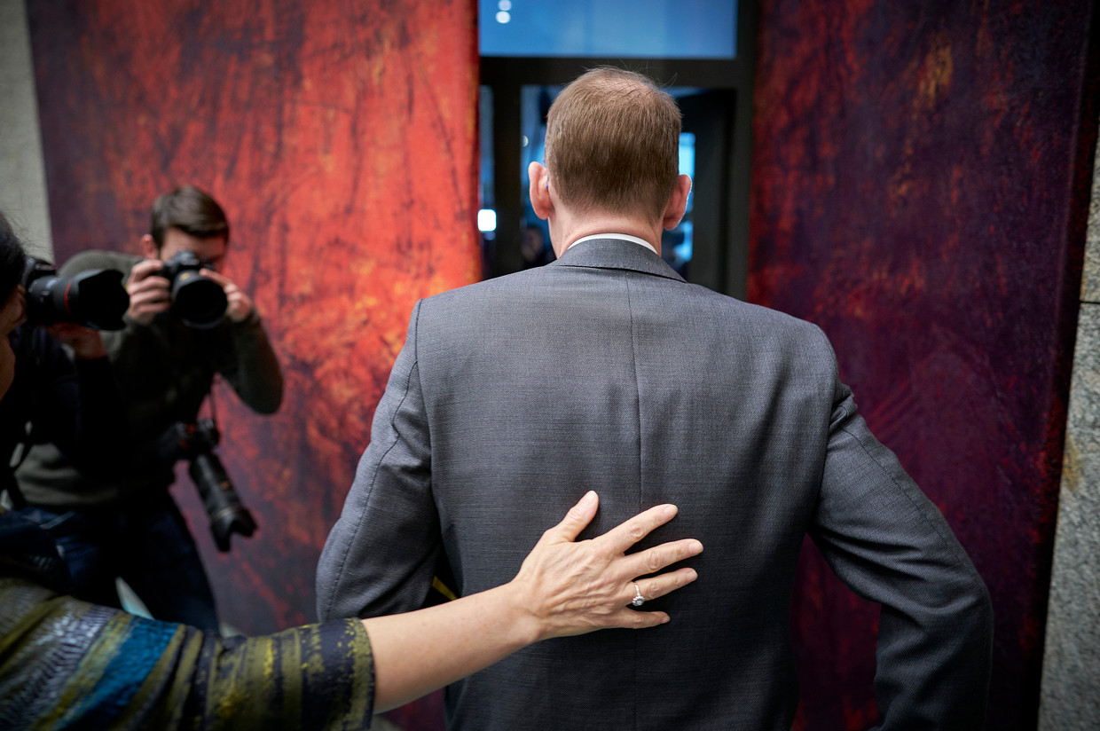 De vanwege de kinderopvangtoeslagaffaire afgetreden staatssecretaris Menno Snel verlaat de plenaire zaal van de Tweede Kamer. Kamervoorzitter Arib legt een hand op zijn rug. Beeld Phil Nijhuis