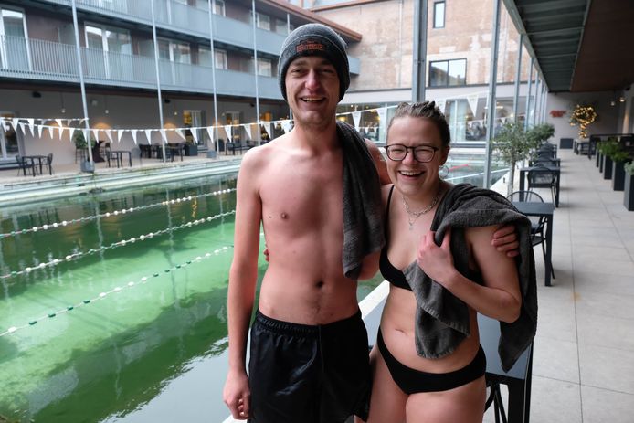 Tom en Tessa zwommen enkele meters in het dok.