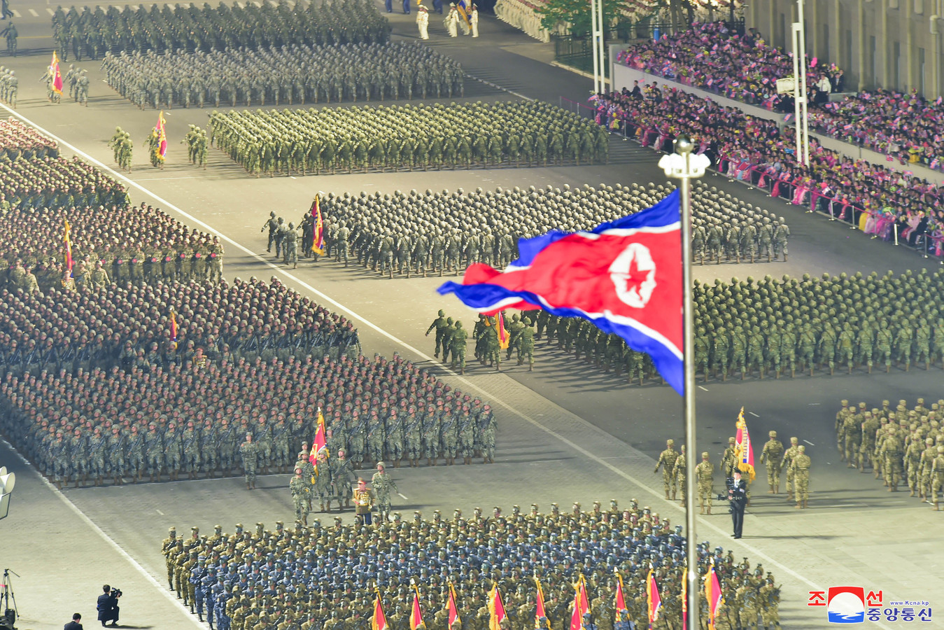 Militaire marcheren in formatie over de grote wegen bij het paleis van Kim Jong-un.