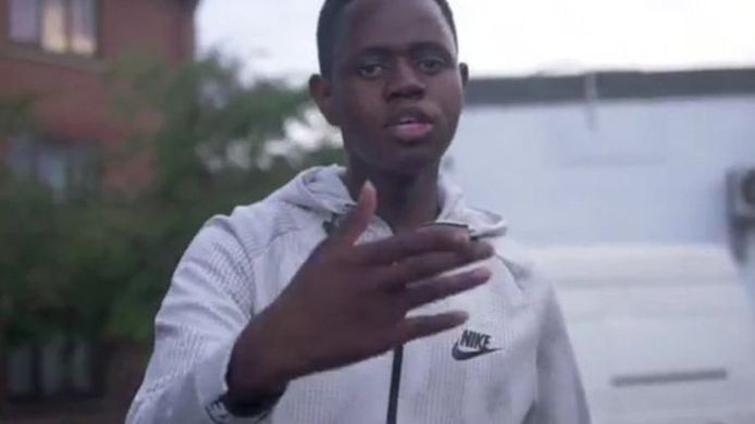 La victime de 21 ans, qui travaille pour la NHS et qui est également un musicien connu sous le nom de K-Dogg, a été grièvement blessée.